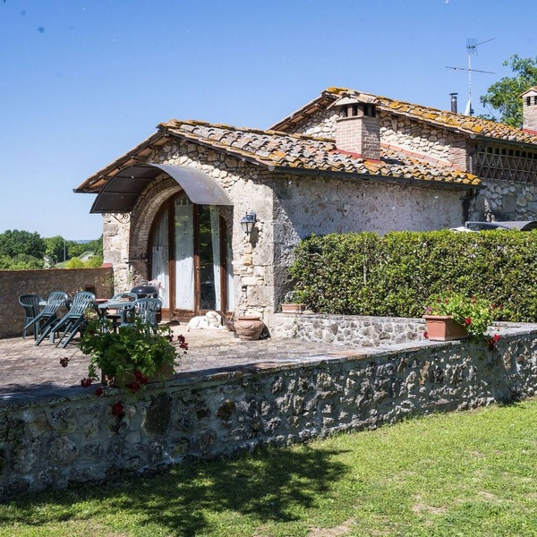 Pleasant characteristic hayloft that has been renovated into holiday apartment in a part of the Chianti that is ideal for visiting the most important towns.