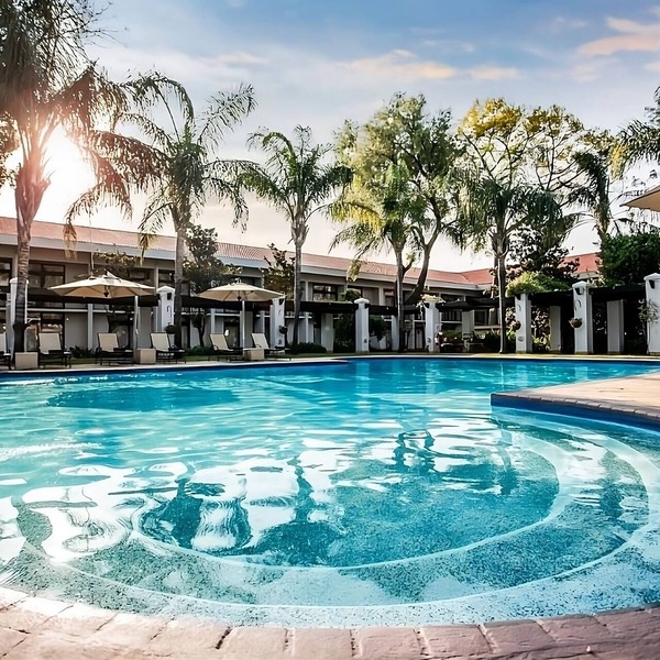Pleasant Stay! Two Comfortable Units, Swimming Pool, Free Shuttle and Parking!