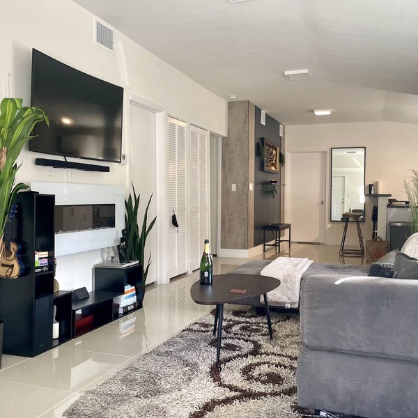 Plush Modern 2 BD Home with Jacuzzi Near Wynwood-Design District