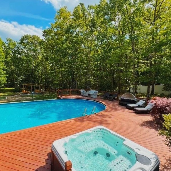 Pocono Escape with huge Pool HOT TUB,GAMEROOM,FIREPIT,near Camelback & Kalahari