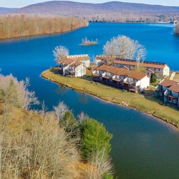 Poconos 2BR Resort Condo in Beech Mountain Lakes