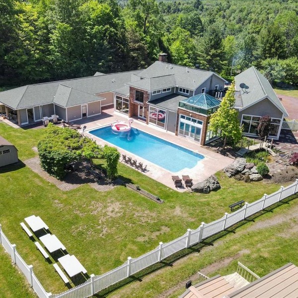 Poconos Blakeslee Luxury Castle in the Greens