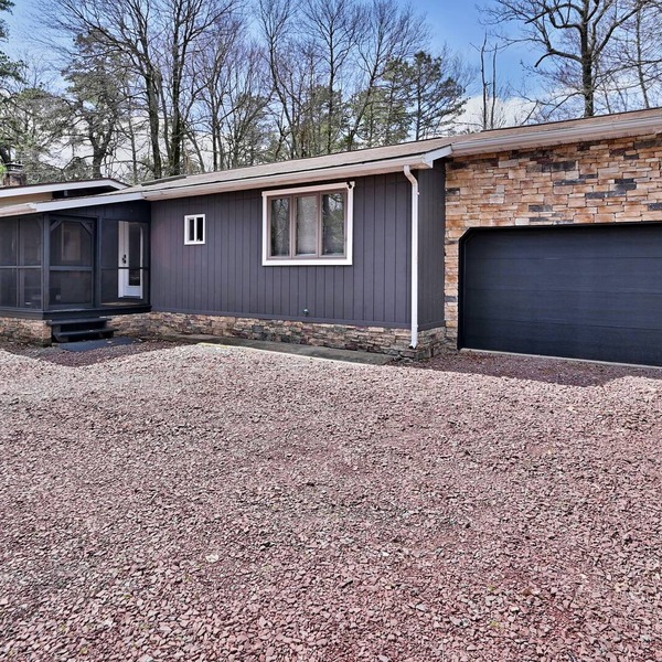 Poconos Modern Chic 3 Bed Ranch w/ Finished Garage