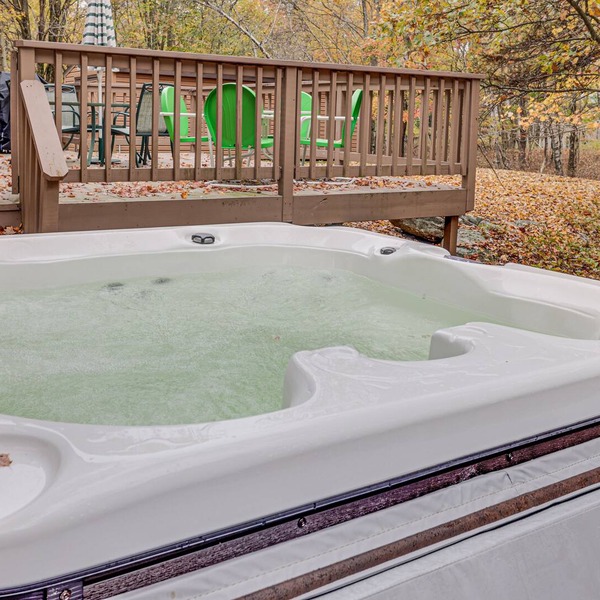 Poconos Pvt Lake, Arcades, Hot Tub, Fire Pit, BBQ