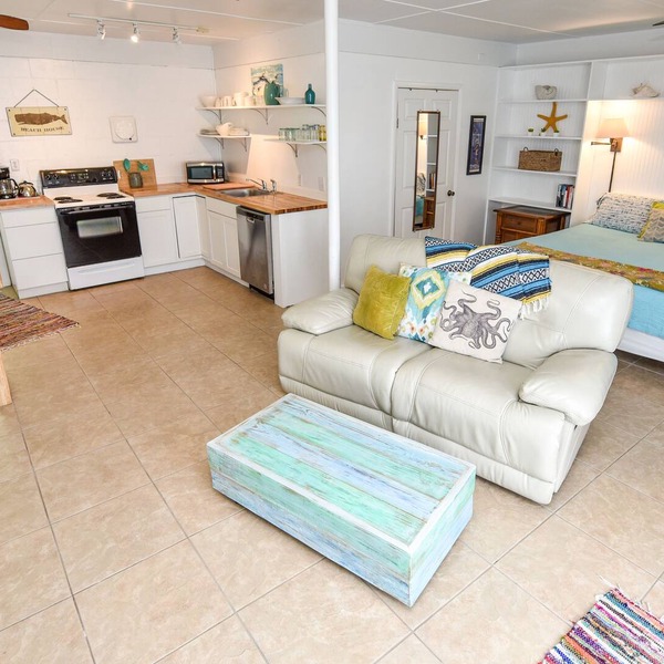 “POMPANO” Beach studio. Lovely Couple's Getaway…..Steps to beach