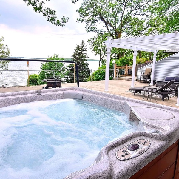 PONTOON INCLUDED IN PRICE, GAME ROOM, HOT TUB, SAUNA, ON BIG DETROIT LAKE!