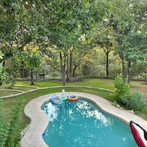 Pool, 1 Acre, Cave, 5 Bedroom Oasis in S. Austin - Sleeps 15