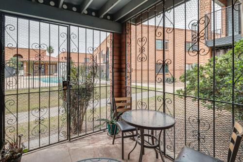 Pool Access! Quiet Condo, 2 Mi to Reid Park