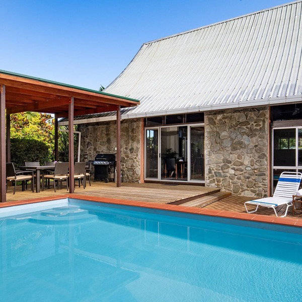 Pool, backyard retreat, free WIFI, walking distance to the beach & restaurant