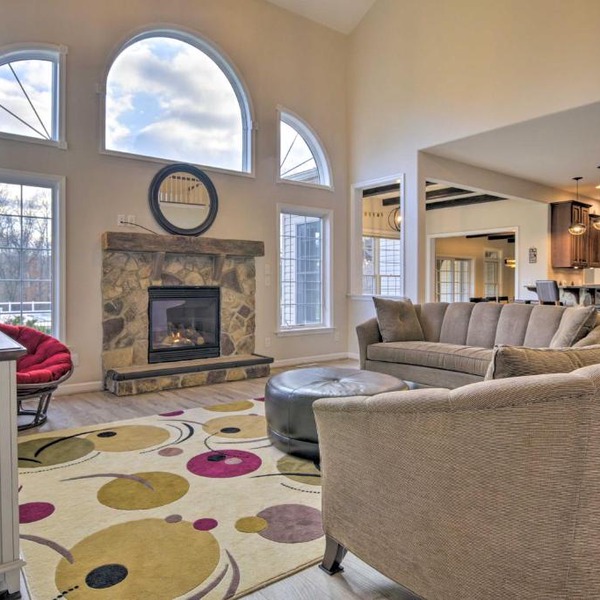 Pool & Furnished Patio: Group Getaway in Hershey