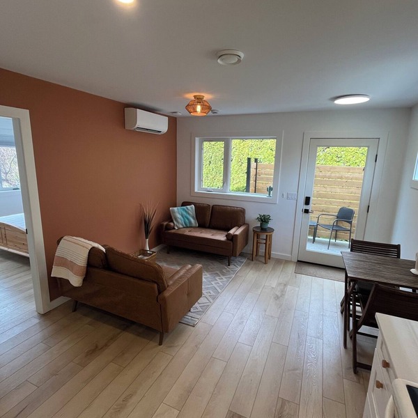 🌴 Pool + Hot Tub Modern 2BR Retreat Near Trails & Orchards