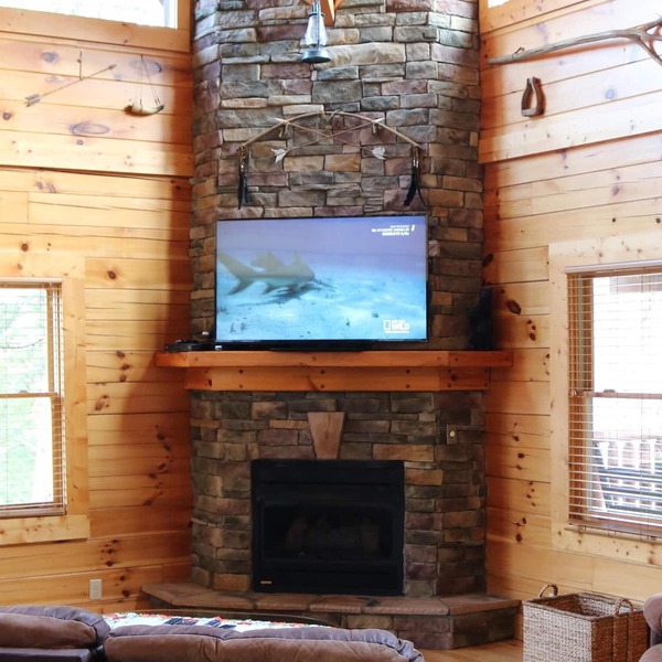 Pool in back! -2x King Suites -120in Projection -Pool Table -HotTub -Easy Access