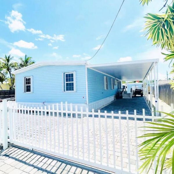 Pool, large dock,walk to restaurants, Pennekamp and relax in Key Largo