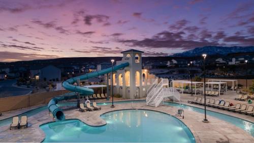 Pool, lazy river, pickle ball, sleeps 14, fire pit