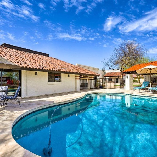 Pool & Putting Green: Group Getaway in Glendale!