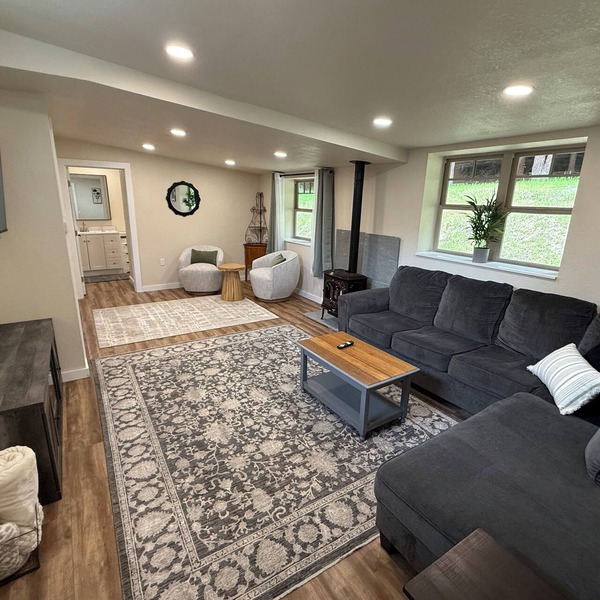 Pool Table, Hot Tub! 5 bedroom, 3 bath, 5 min to Cal Poly or Old Town.
