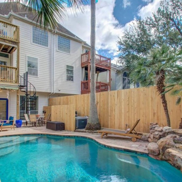 Pool & Waterfall in Spacious Home, 5 mins from Downtown!