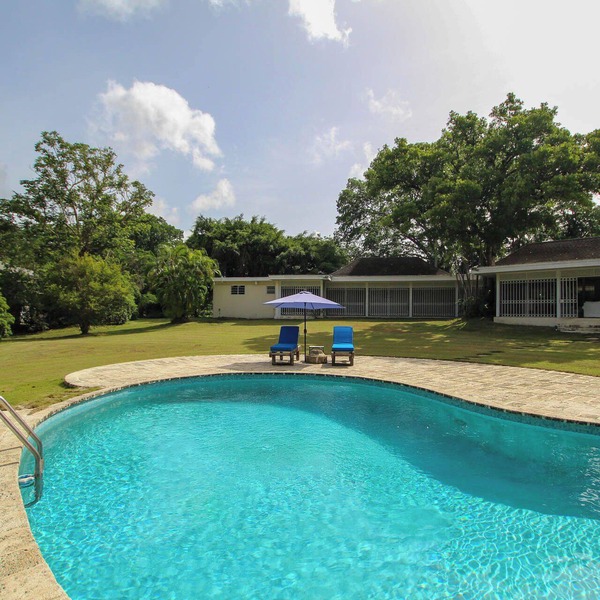 Poolside 3BR Apt near beach | Andy's