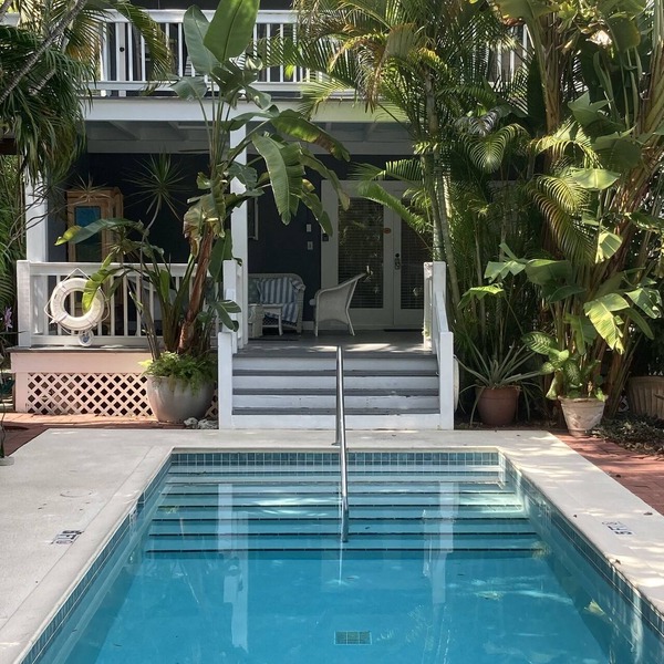 Poolside Cottage 2 Bedroom, 2 Bath with Full Kitchen and Pullout Sofa