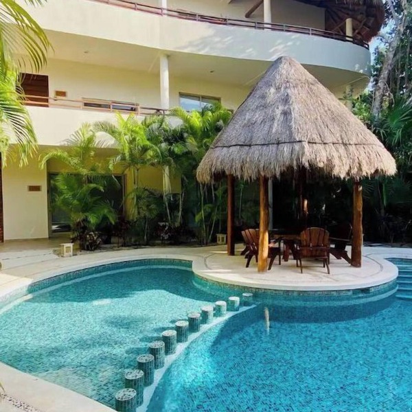 Poolside paradise condo + jacuzzi + parking + STRONG WiFi