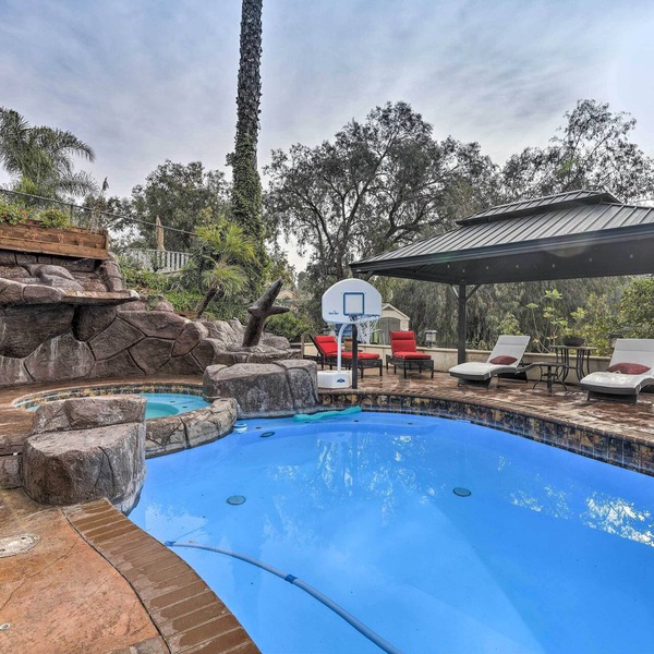 Poolside Relaxation: Whitter Oasis 14 Mi to Disney
