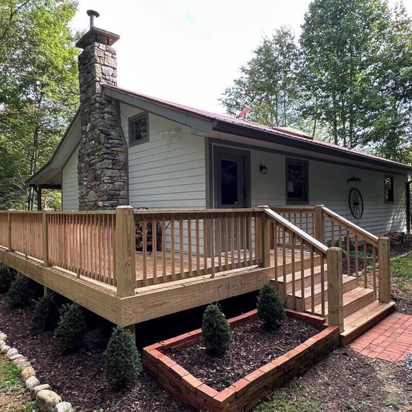 Pop's Peak is a charming 3-bdr 3-bath cabin with WiFi, AC at Lake Glenville