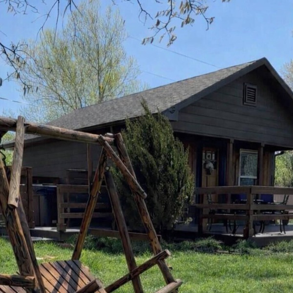 Portside Paradise updated cabin w hottub
