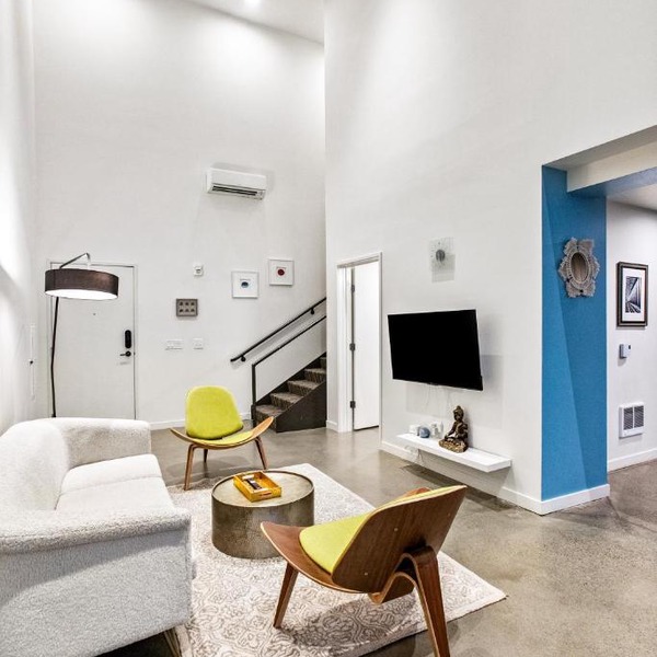 Posh Lofty Pad in Central Redmond - 92 Walkscore!