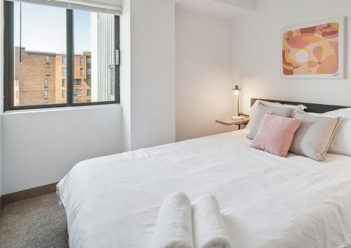 PP 1002 Modern Corporate 2br, pool, Gym