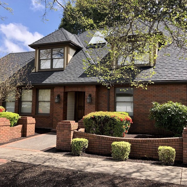 Premier Neighborhood - Sleeps 10 - King Beds - .37 miles to Autzen - walk to UO