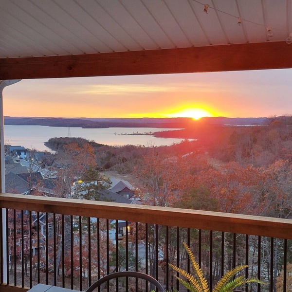 Premier Table Rock Lake Views with Free Tickets, Indoor & Outdoor Community Pools & Pickleball