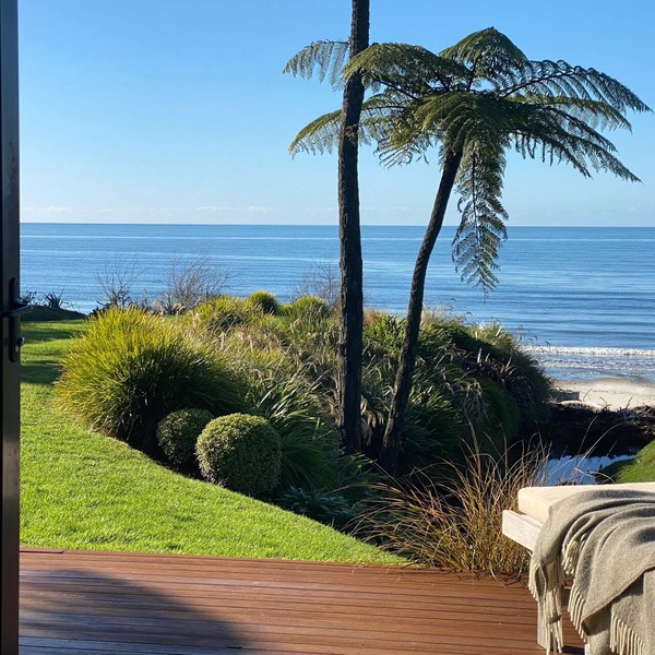 Premium Beachfront Villa- Adrift in Golden Bay (adults only)