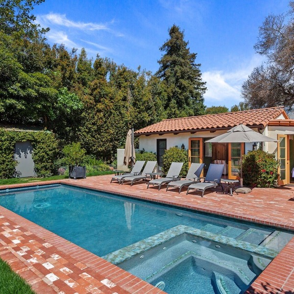 Premium Location Heated Pool & Hot Tub walk to Lower Village