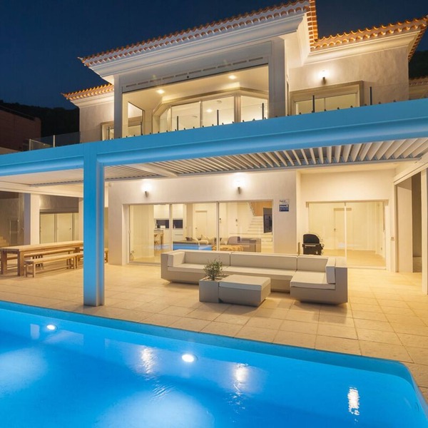 Prestigious top level villa with pool and spectacular sea views!