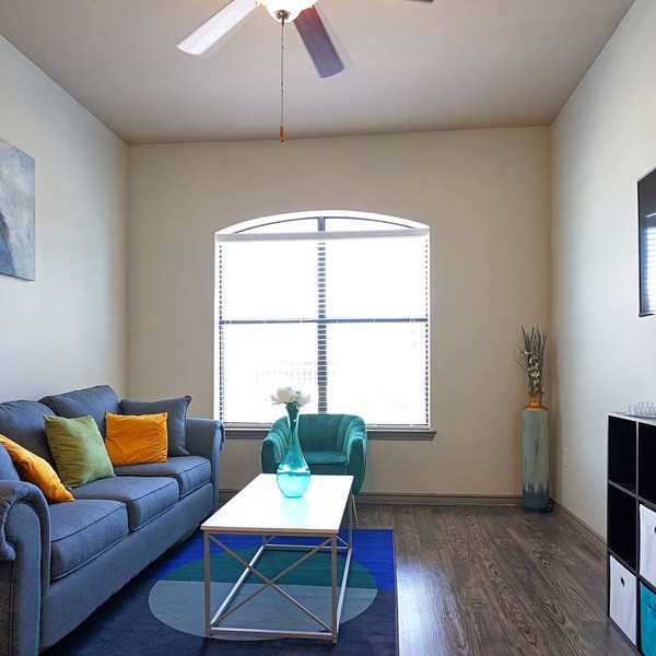 Prestigious unit w/ study | 5★ Location, Pool, Gym