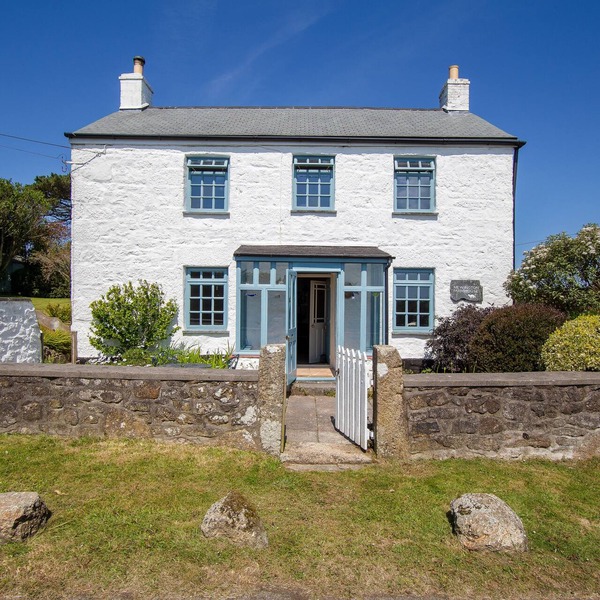Pretty Georgian farmhouse in peaceful village location near the sea.
