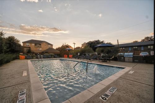 Prime Cedarspring 2BR - Games, Patio & Pool