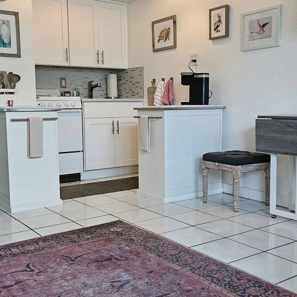 Prime location on Pass-A-Grille Beach! Everything you need is here!