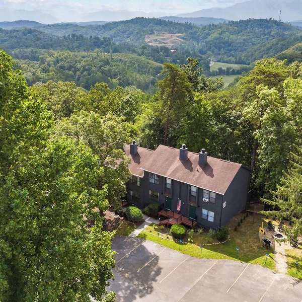 Prime Location・Pet Friendly・Pool・Grill・Sleeps 8