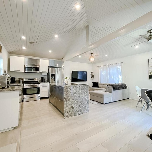 Pristine 1BD/1BA Bungalow + Hot Tub - Ocean Park