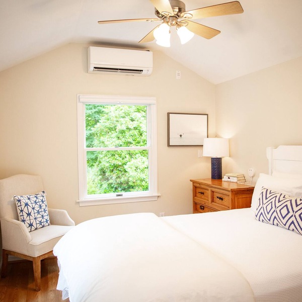 Pristine Cottage: EV charger, AC, outdoor shower+ firepit, walk to Bakers Pond