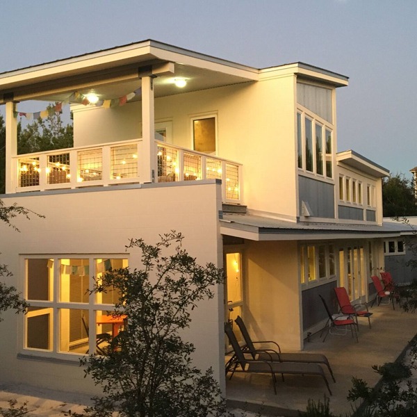 Pristine couple's cottage. Short walk to public beach. Non-shedding dog welcome.