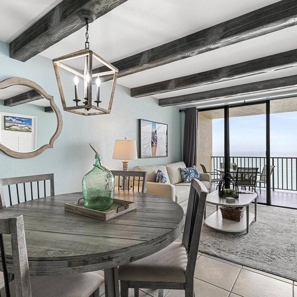 Pristine Cozy Beachfront Penthouse Condo SW1702: Full Reno-best location