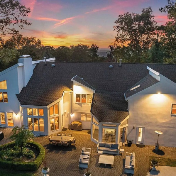 Private 1-Acre Luxury Estate with Pool 5BR 20 Min to Manhattan & NYC