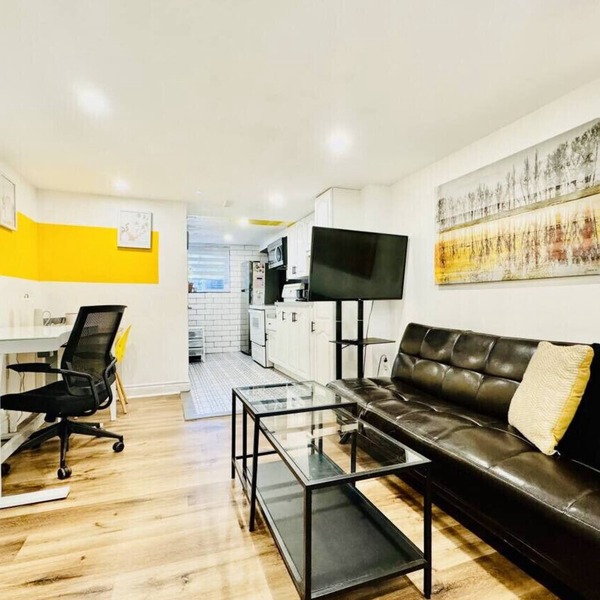 Private 1 BR Suite near U of W