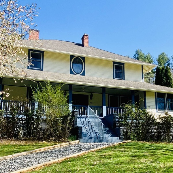 Private 14-Acre Mountain Estate - 3 Guest Homes - Ideal for Groups