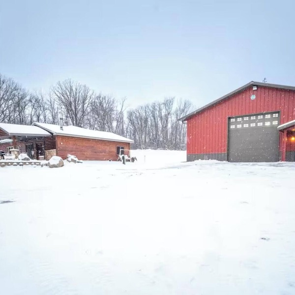 Private 40-Acre Cabin + Indoor Pickleball & Trails