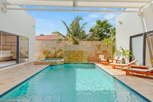 Private 5BR Villa with Pool, Minutes to Palm Beach