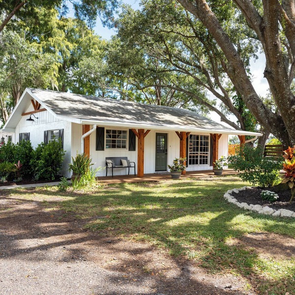 Private 6-Acre Ranch : 2 Homes + Game House + Barn