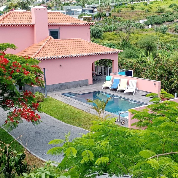 Private and heated swiming pool - Wi-Fi - Cable and Satelite TV - large garden